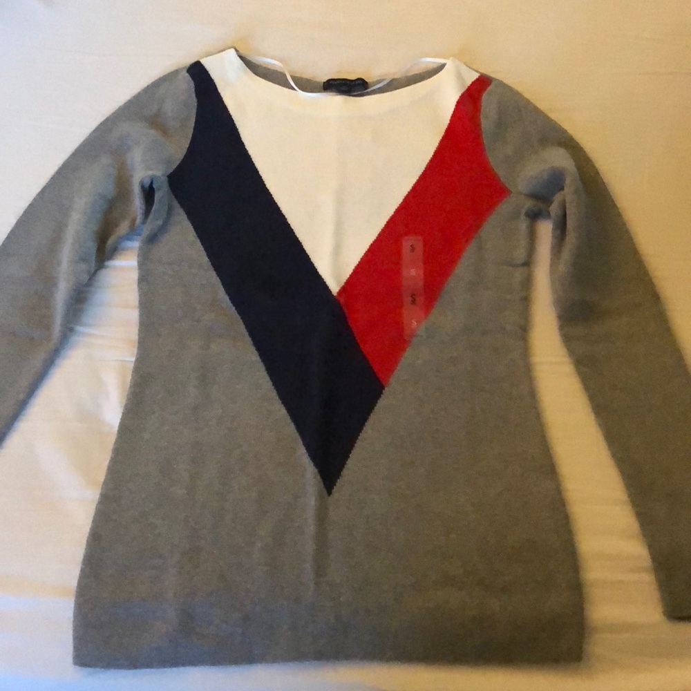 NWT Tommy Sweater, cool design, size S